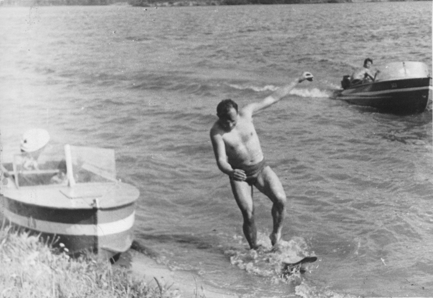 Юрий Гагарин на пляже
